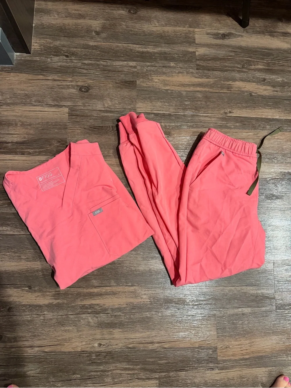 FIGS Men’s Coral Jogger Bottoms and scrub top